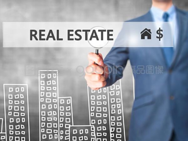 房地產(chǎn)經(jīng)紀人按下虛擬屏幕上的按鈕。